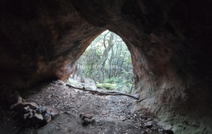 La Grotte de l’Œuf de Bouc et le mont Saint-Martin