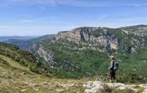 Parcours panoramique vers le pic de Courmettes et le puy de Tourettes