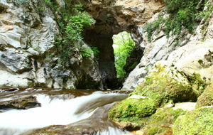 Grotte des Deux Goules, arche de Ponadieu &amp; chapelle St-Jean